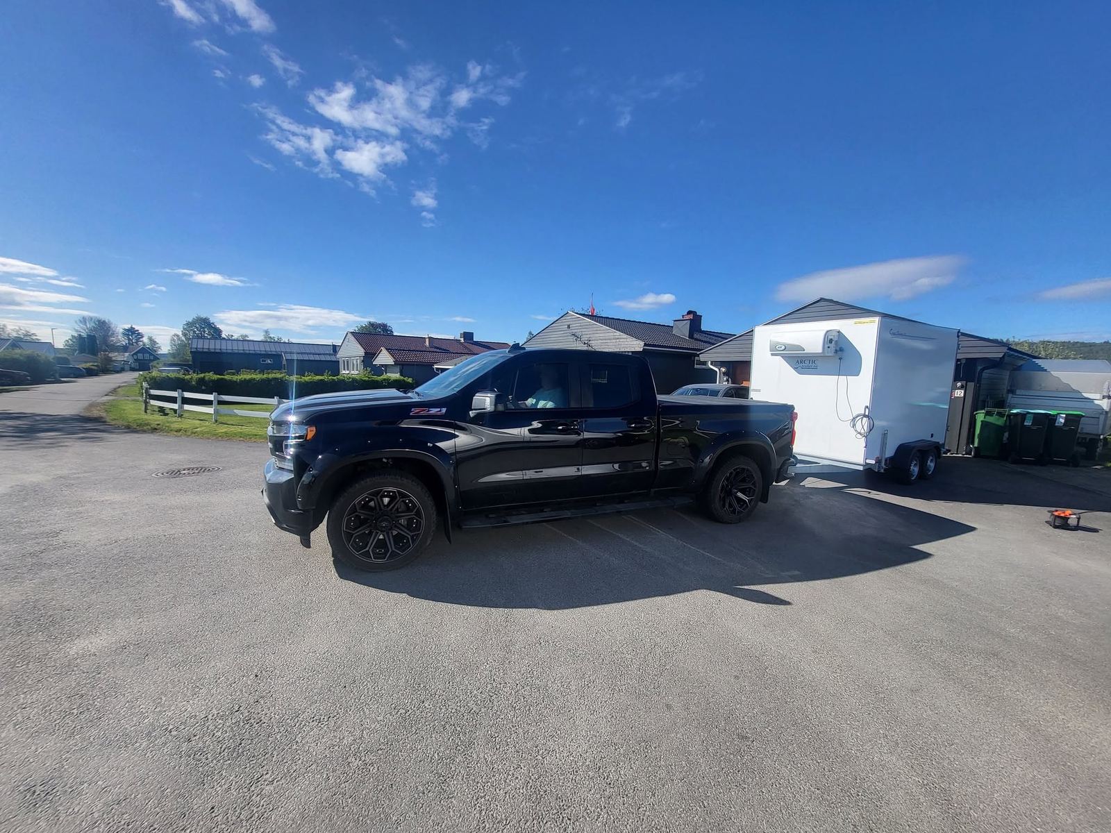 Pickup fra Roma Kalddrikk med hvit kjølehenger koblet på, klar for levering av drikkevarer
